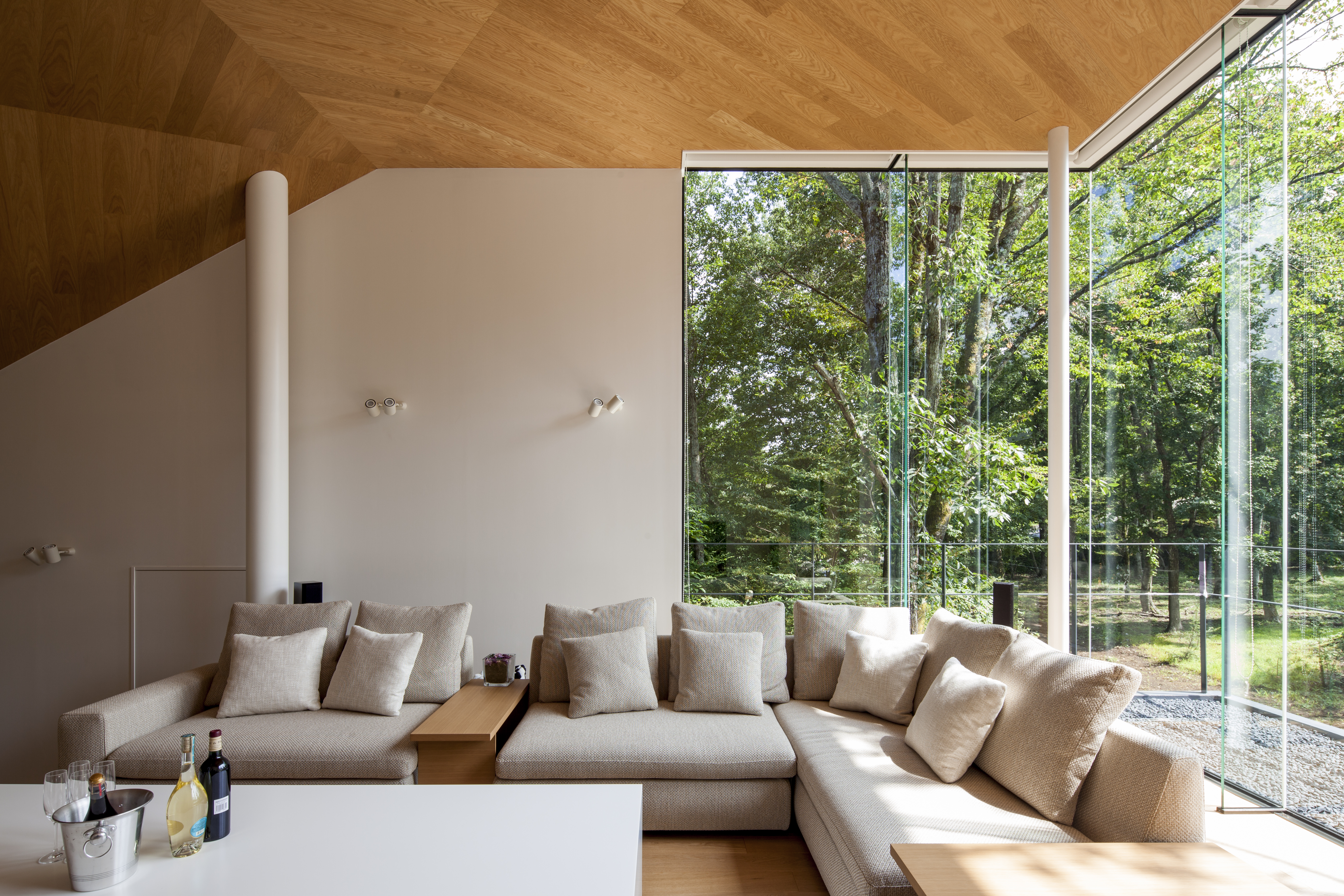 建築と自然と暮らしが溶け合う静かな時間